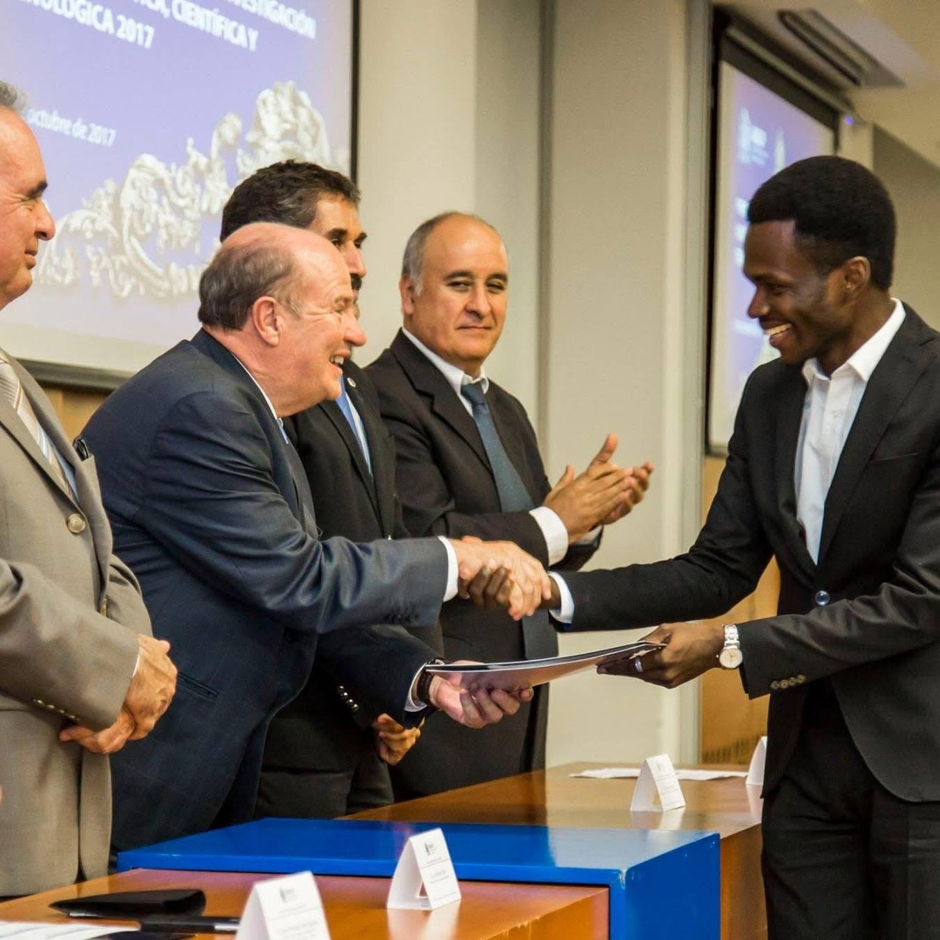 Diakaridia Sangaré recevant un prix de recherche à l'UASLP en 2017