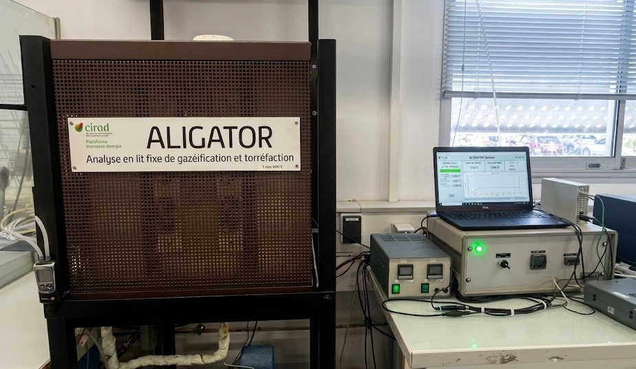 Réacteur à lit fixe de laboratoire ALIGATOR (plateforme biomasse-énergie du CIRAD) avec son système d’acquisition